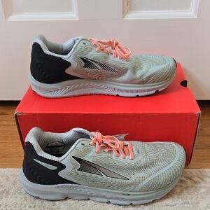 Like New Altra Women's Torin 5 In Gray/Coral, Size 9